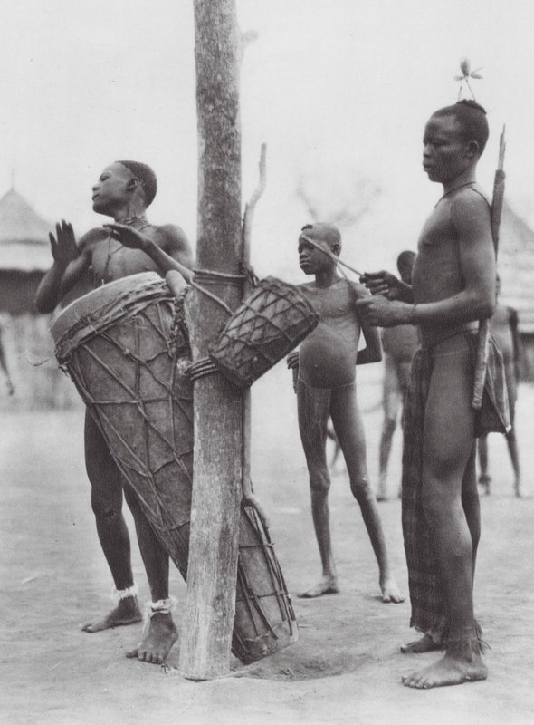 Afrika: Moru-Männer spielen Trommeln von Hugo Adolf Bernatzik