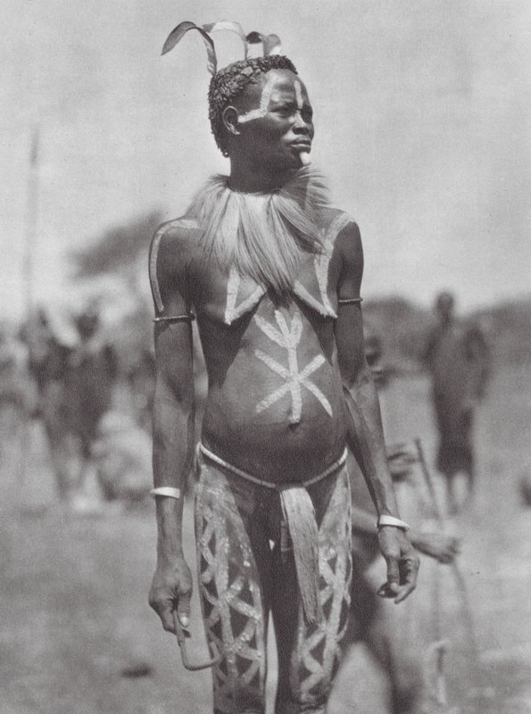 Afrika: Nuba-Frau mit Festschmuck von Hugo Adolf Bernatzik