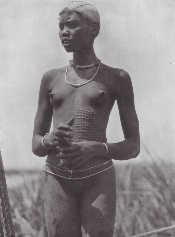 Afrika: Nuer-Mädchen mit Zierschnitten von Hugo Adolf Bernatzik