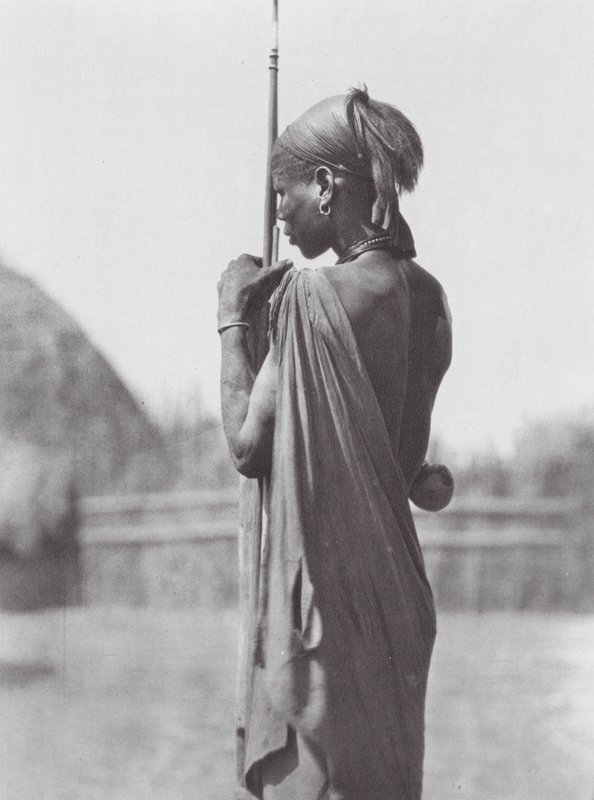 Afrika: Nuer in Shilluk-Kleidung von Hugo Adolf Bernatzik