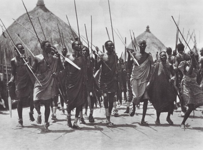 Afrika: Shilluk-Krieger stürmen das Grab eines Häuptlings von Hugo Adolf Bernatzik