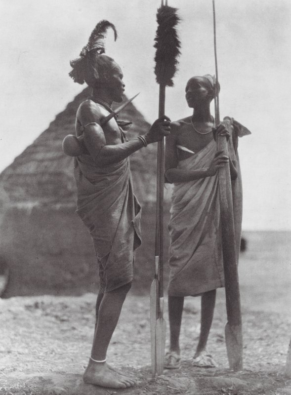 Afrika: Shilluks in Festkleidung von Hugo Adolf Bernatzik