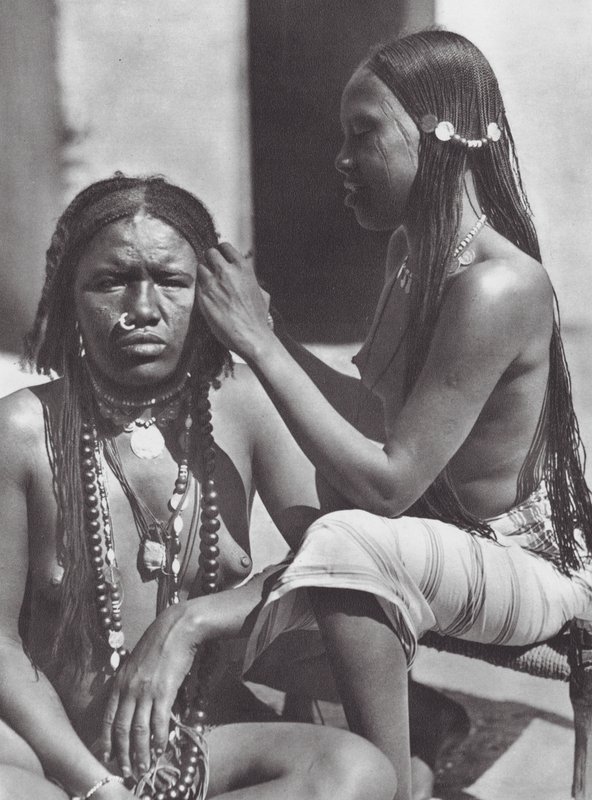 Afrika: Sudanesische Frauen flechten Haare von Hugo Adolf Bernatzik