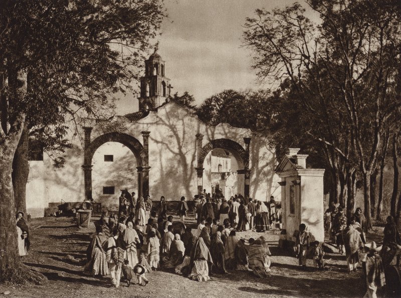 Mexiko: Amecameca, Prozession vor der Kapelle des Sacro Monte von Hugo Brehme