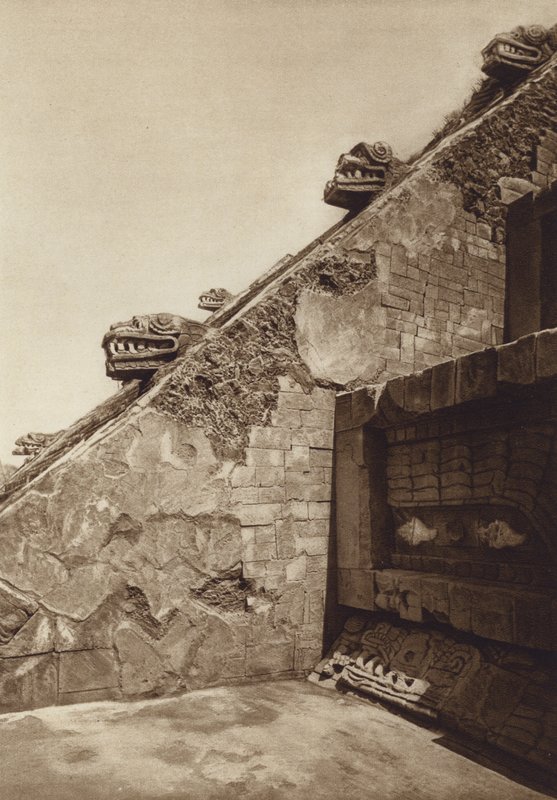 Mexiko: San Juan Teotihuacan, Skulpturen der Treppen an der Pyramide von Quetzalcouatl im Zentrum der Zitadelle, Westfassade von Hugo Brehme