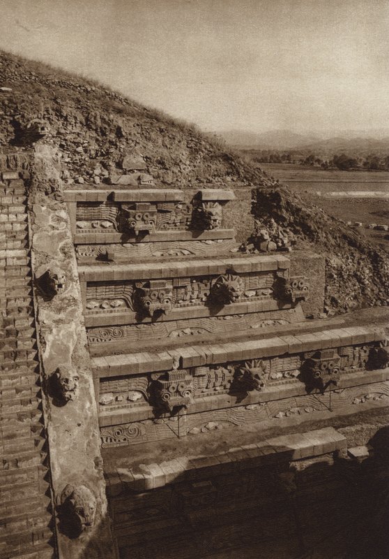 Mexiko: San Juan Teotihuacan, Steinskulpturen an der Westfassade der Pyramide von Quetzalcouatl, Pyramide im Zentrum der Zitadelle von Hugo Brehme