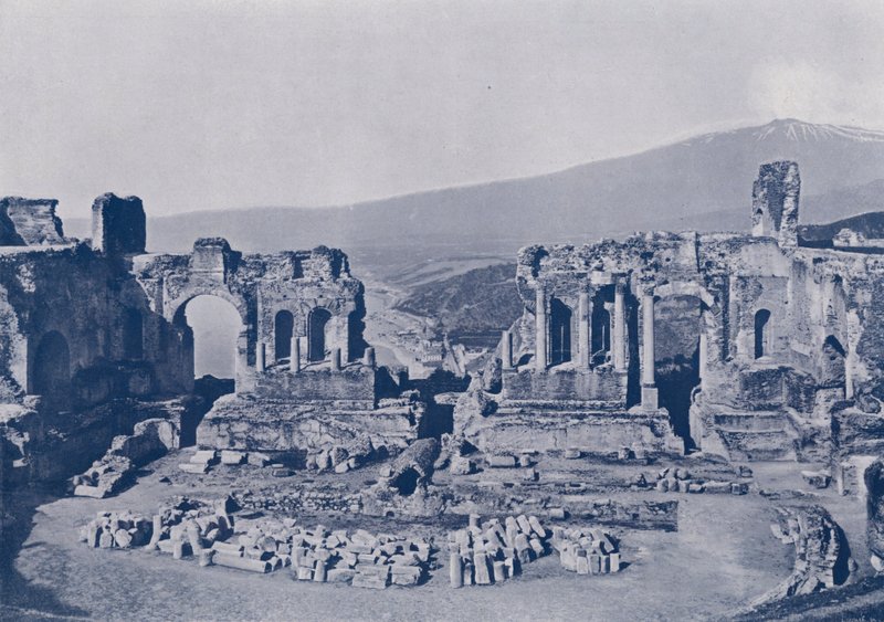 Italien: Taormina, Sizilien, Ruinen des griechischen Theaters und Ätna von Italian Photographer