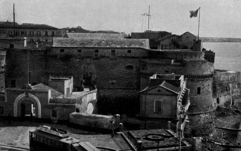 Taranto, Castello Colombino, Kaserne der Marine von Italian Photographer
