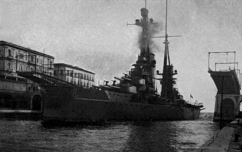 Taranto, R Nave Duilio durch den Schifffahrtskanal (s/w Foto) von Italian Photographer