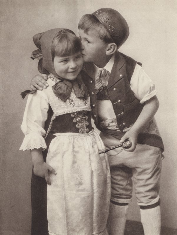 Schweiz: Appenzell, Kinder in Tracht von Jean Gaberell