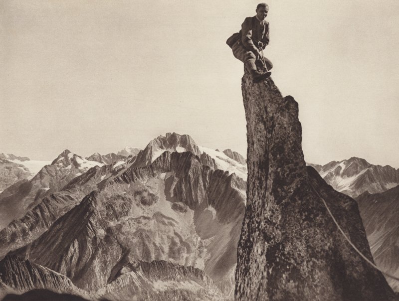Schweiz: Gendarm auf dem Sonnigwichel, Blick Richtung Oberalpstock von Jean Gaberell
