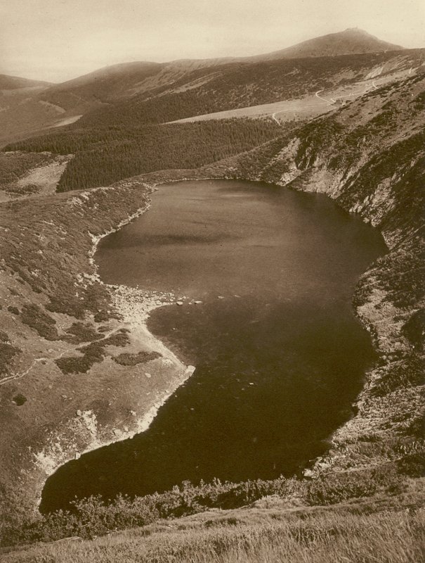 Der große Teich und die Schneekoppe (Riesengebirge) (s/w Foto) von Kurt Hielscher