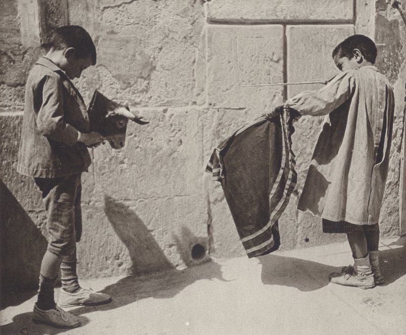 Spanien: Jungen spielen Stierkampf von Kurt Hielscher