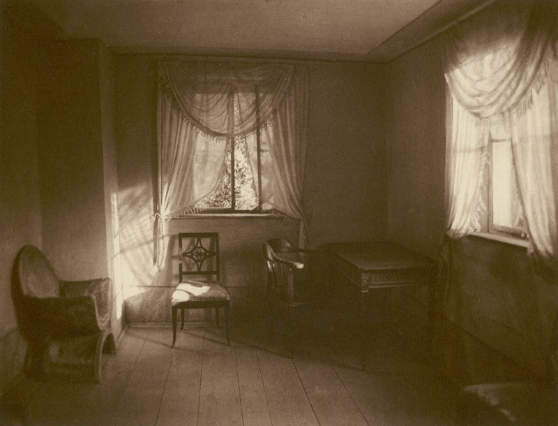 Weimar, Abendsonnenstrahl in Goethes Arbeitszimmer im Gartenhaus (s/w Foto) von Kurt Hielscher
