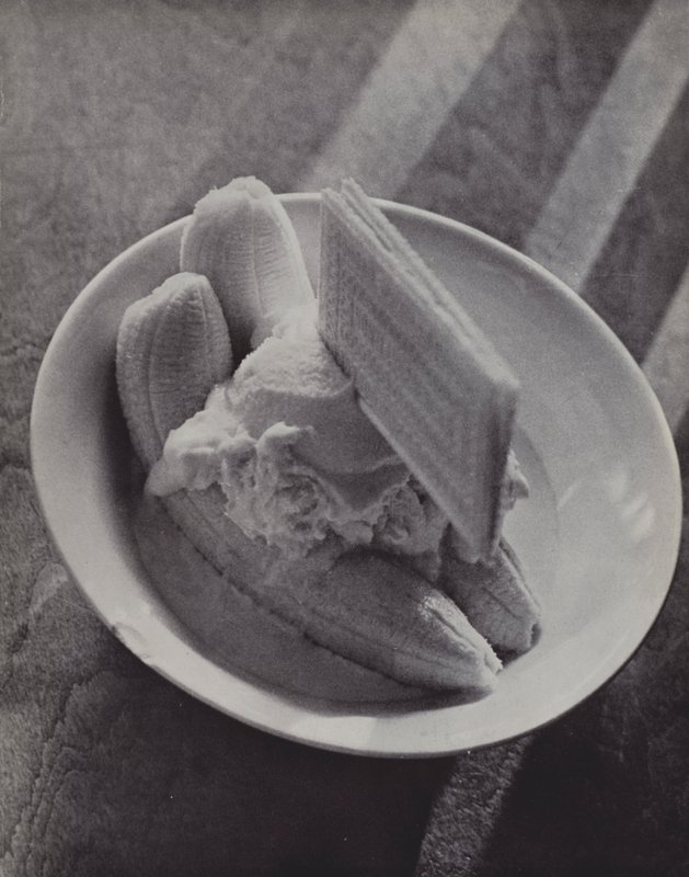 Bananenbrei, Der Kaviar von Eton (s/w Foto) von Laszlo Moholy Nagy