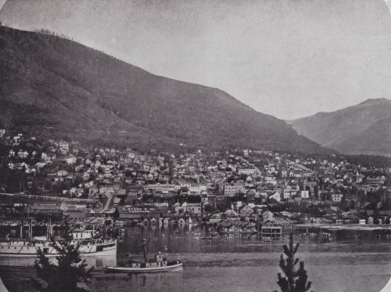 Nelson, vom Kootenay River aus gesehen von Photographer Canadian