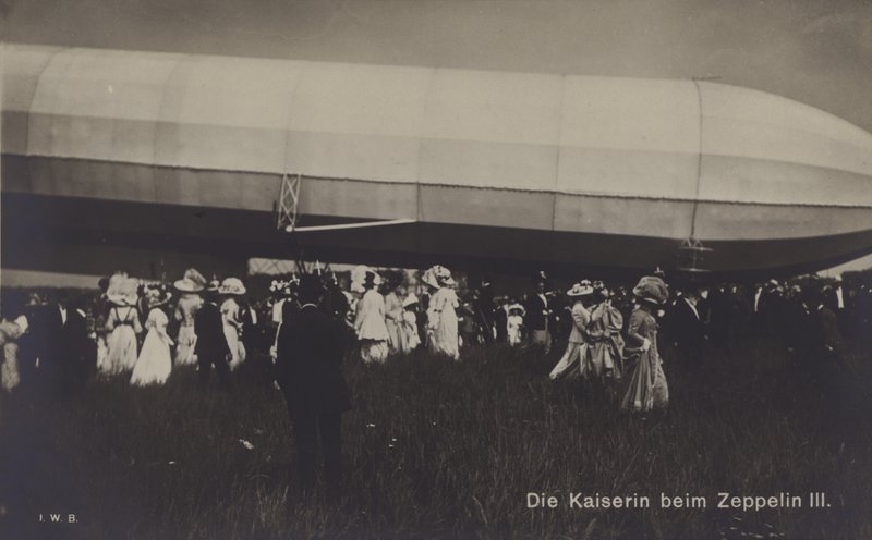 Kaiserin Victoria Augusta von Deutschland mit Zeppelin LZ III von Photographer German