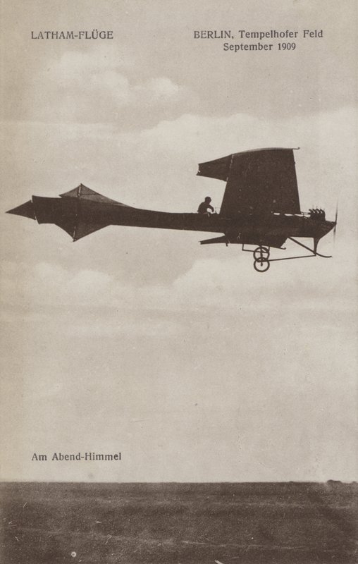 Der französische Flieger Hubert Latham fliegt über das Tempelhofer Feld, Berlin, September 1909 von Photographer German
