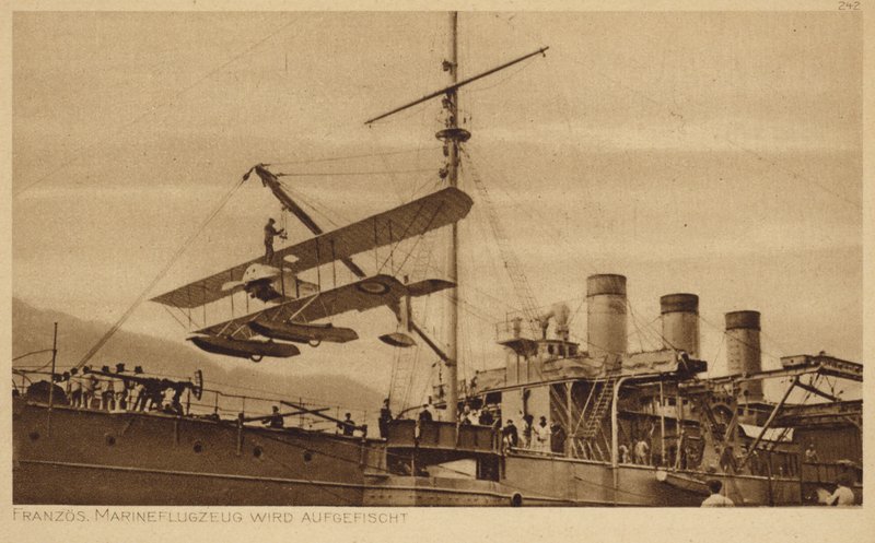 Französisches Marineflugzeug wird auf ein Schiff gehoben von Photographer German