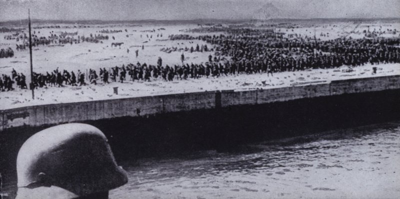 Deutscher Soldat überwacht alliierte Gefangene am Strand von Dünkirchen, Frankreich, Zweiter Weltkrieg, Juni 1940 von Photographer German