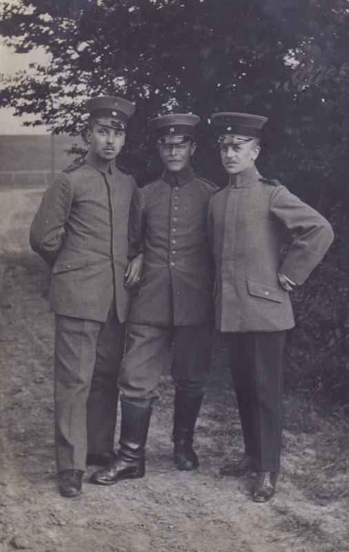 Gruppe von drei deutschen Soldaten (s/w Foto) von Photographer German