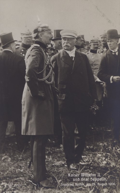 Kaiser Wilhelm II. und der deutsche Luftschiffkonstrukteur Graf Ferdinand von Zeppelin auf dem Flugplatz Tegel, Berlin, 29. August 1909 von Photographer German