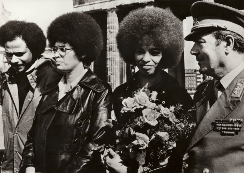 Am 11. September 1972 wurde die mutige amerikanische Kommunistin und Bürgerrechtlerin Angela Davis von den Soldaten der Nationalen Volksarmee der Deutschen Demokratischen Republik am Brandenburger Tor herzlich empfangen von Photographer German
