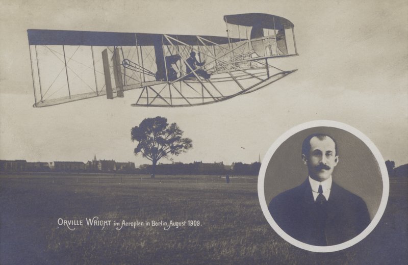 Orville Wright fliegt sein Flugzeug in Berlin, August von Photographer German