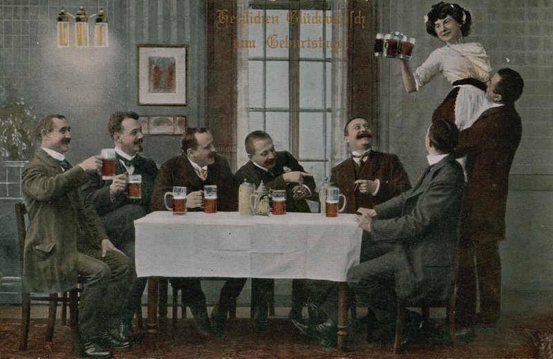 Postkarte von Deutschen, die Bier trinken und Spaß mit der Kellnerin haben, gesendet 1913 von Photographer German