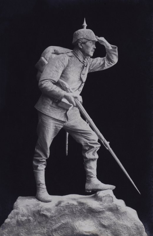 Skulptur eines deutschen Soldaten des Ersten Weltkriegs, der über das Schlachtfeld blickt von Photographer German