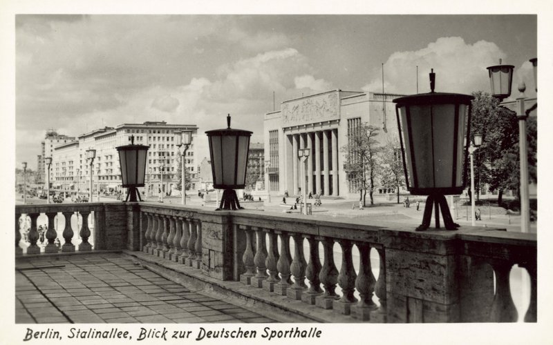 Ansicht der Deutschen Sporthalle, Stalinallee, Ost-Berlin, ca. 1950er Jahre von Photographer German