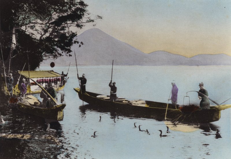 Japan, ca. 1912: Fischen mit einem Kormoran, Nagaragawa von Photographer Japanese