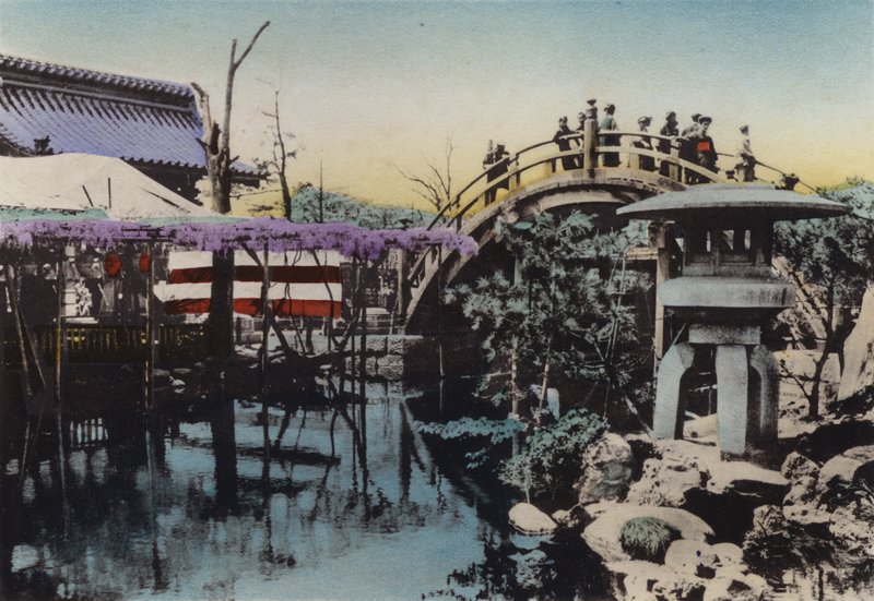 Japan, ca. 1912: Kameido-Tempelgelände, bekannt für Glyzinienblüte im Mai und Trommelbrücke von Photographer Japanese