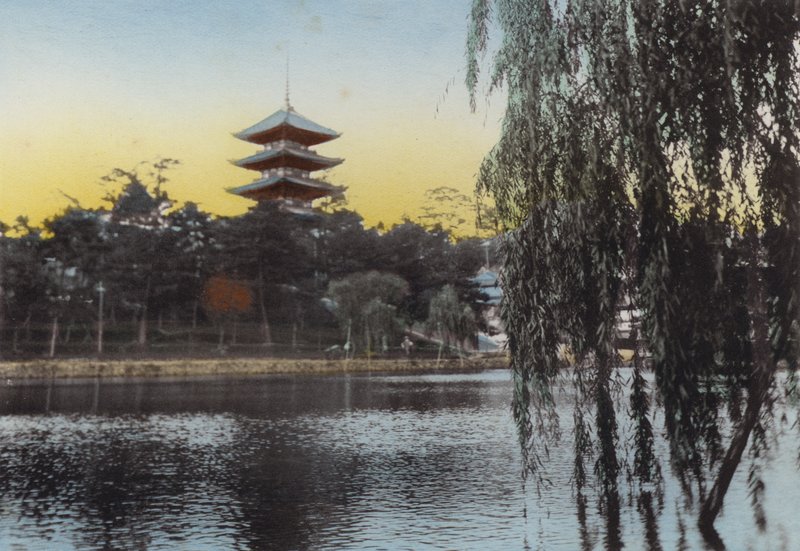 Japan, ca. 1912: Blick auf die Pagode in Nara vom Sarusawa-Teich von Photographer Japanese