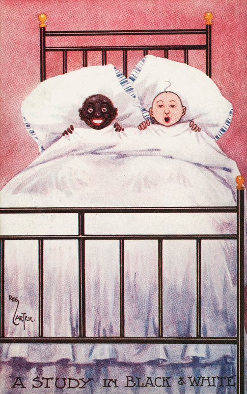 Schwarze und weiße Kinder im Bett von Reg Carter