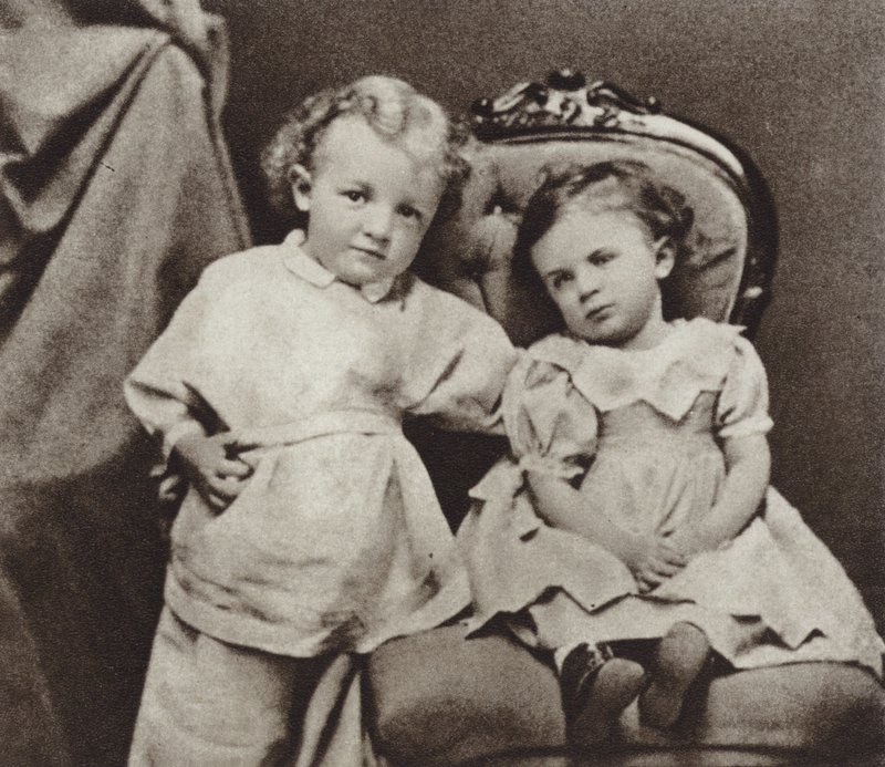 Lenin im Alter von vier Jahren und seine Schwester Olga, Simbirsk, 1874 von Russian Photographer