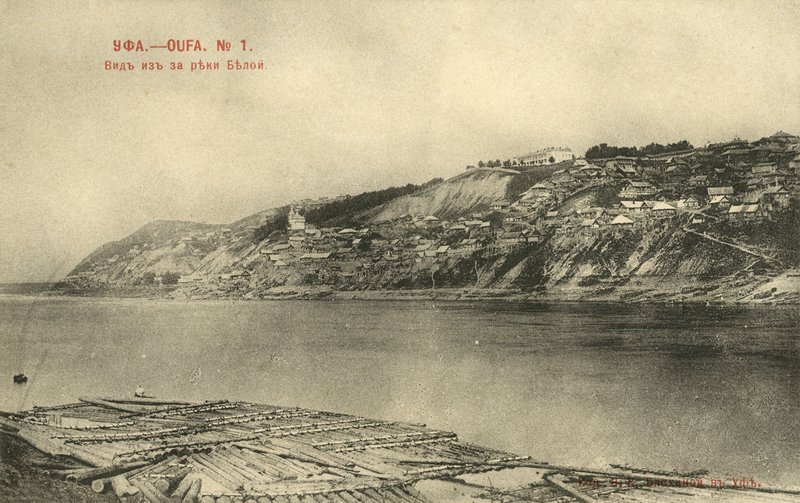 Blick auf Ufa, Russland, von der anderen Seite des Flusses Belaja (s/w Foto) von Russian Photographer