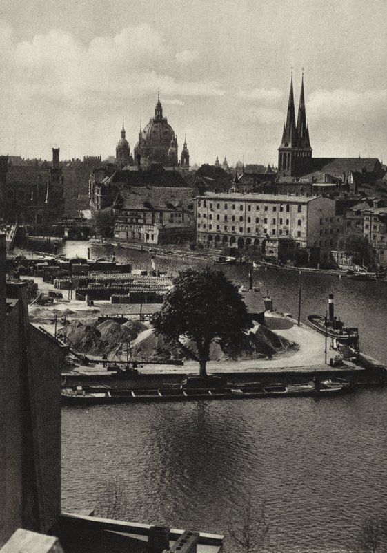 Berlin: Blick über die Spree zum Mühlendamm von Sasha Stone