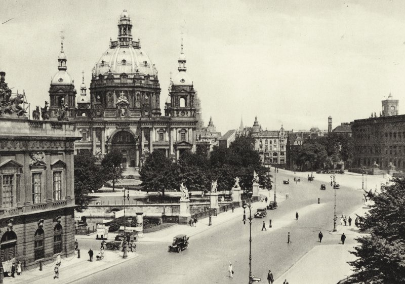 Berlin: Vor der Schlossbrücke von Sasha Stone