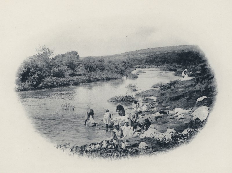Wie Kleidung im Transvaal gewaschen wird (s/w Foto) von South African Photographer