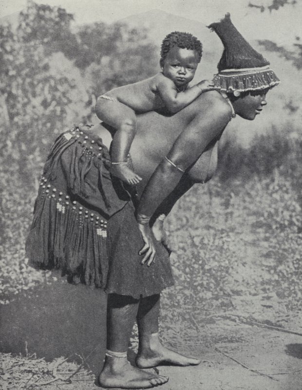 Frau trägt ihr Baby auf dem Rücken, Südafrika von South African Photographer