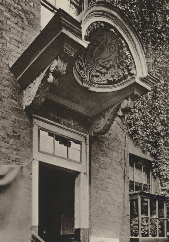 Tür, The Manor House, Bermondsey, London (s/w Foto) von William Galsworthy Davie