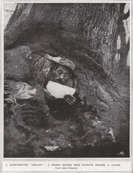 Ein Peter-Pan-ähnlicher "Dug-out", ein französischer Soldat in der Nähe von Monastir, der einen Brief liest
