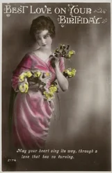Mädchen in kimonoartigem Kleid mit Blumen