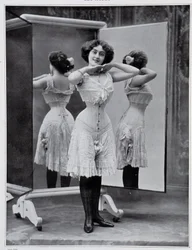 Modell präsentiert das Thylda-Korsett, Foto Félix - in „Les Modes“, Dez. 1907.