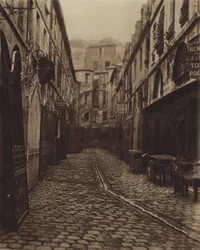 Der Hof des Drachen, unterhalb der Rue de Rennes (s/w Foto)
