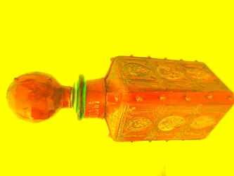Whisky-Flasche mit Lederbezug und Nieten
