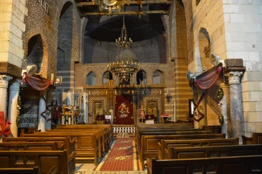 Innenraum der Sankt-Mercurius-Kirche Abu Sefein in Alt-Kairo, historische koptisch-orthodoxe Kirche mit Ikonen und hölzerner Ikonostase.