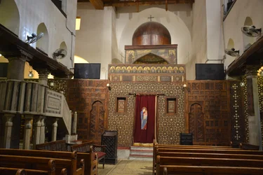 Innenraum der Abo-Serga-Kirche in Alt-Kairo, historische koptisch-orthodoxe Kirche mit Ikonen und hölzerner Ikonostase
