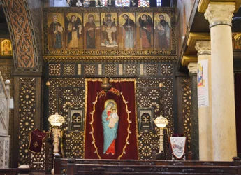 Innenraum der Hängenden Kirche in Alt-Kairo, historische koptisch-orthodoxe Kirche mit Ikonen und hölzerner Ikonostase